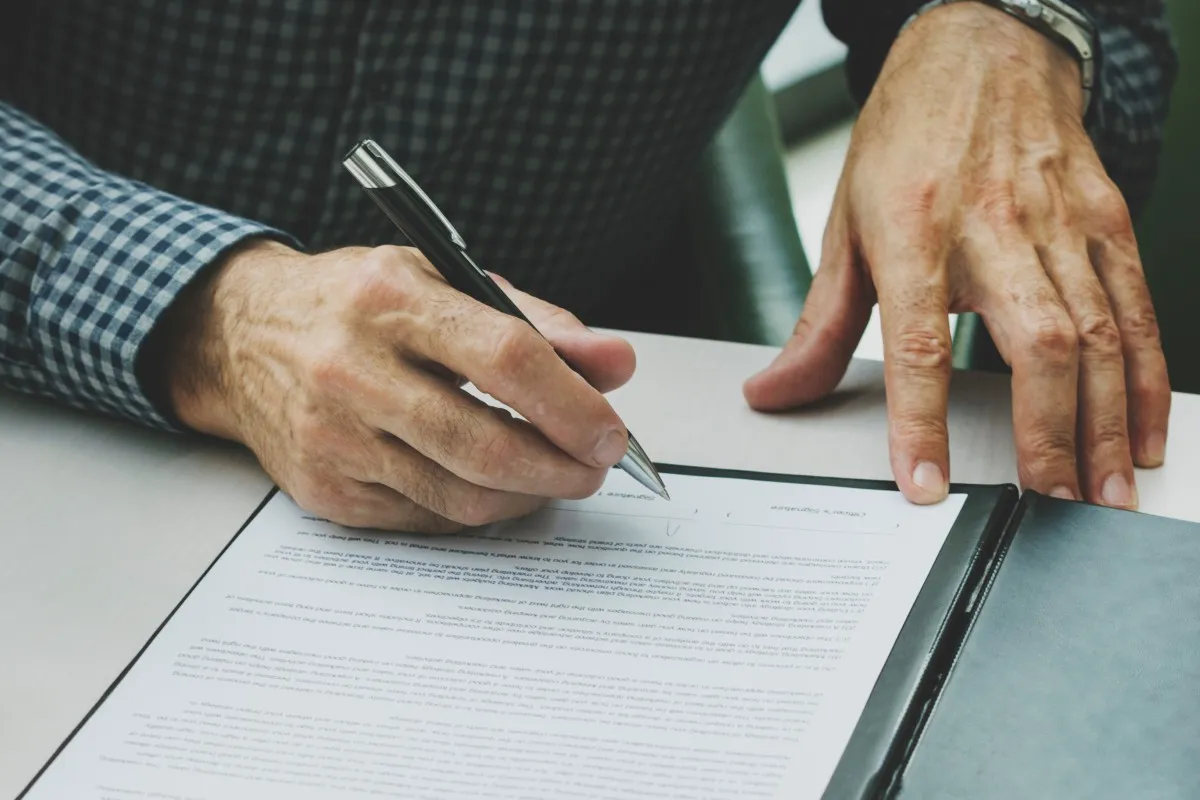 Protokół odbioru mieszkania z listą usterek — dokument prawny stanowiący podstawę roszczeń wobec dewelopera