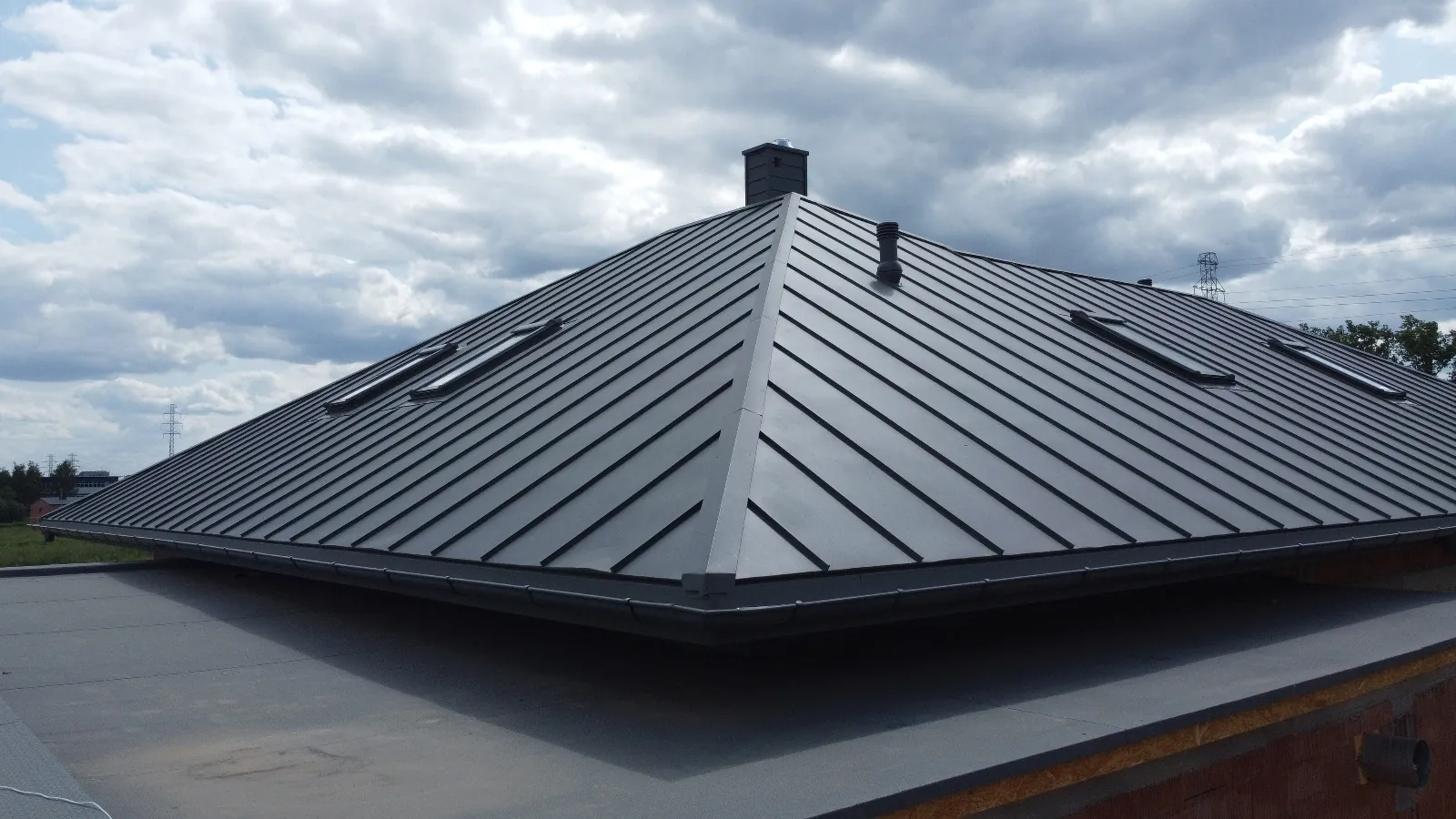 Detal narożnika dachu z blachy na rąbek stojący — obróbka blacharska