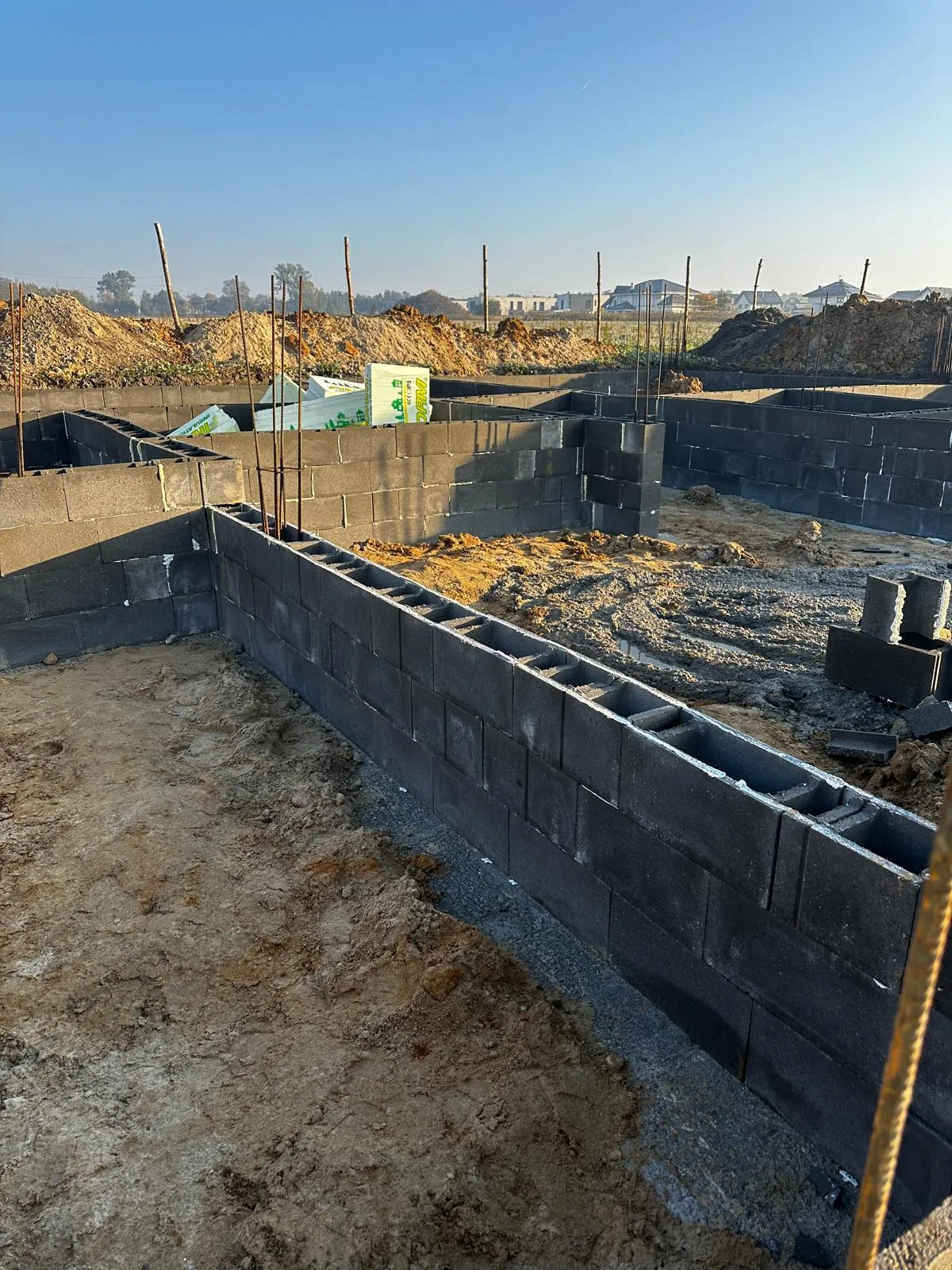 Bloczki zalewowe na ścianach fundamentowych domu w Zabrzu