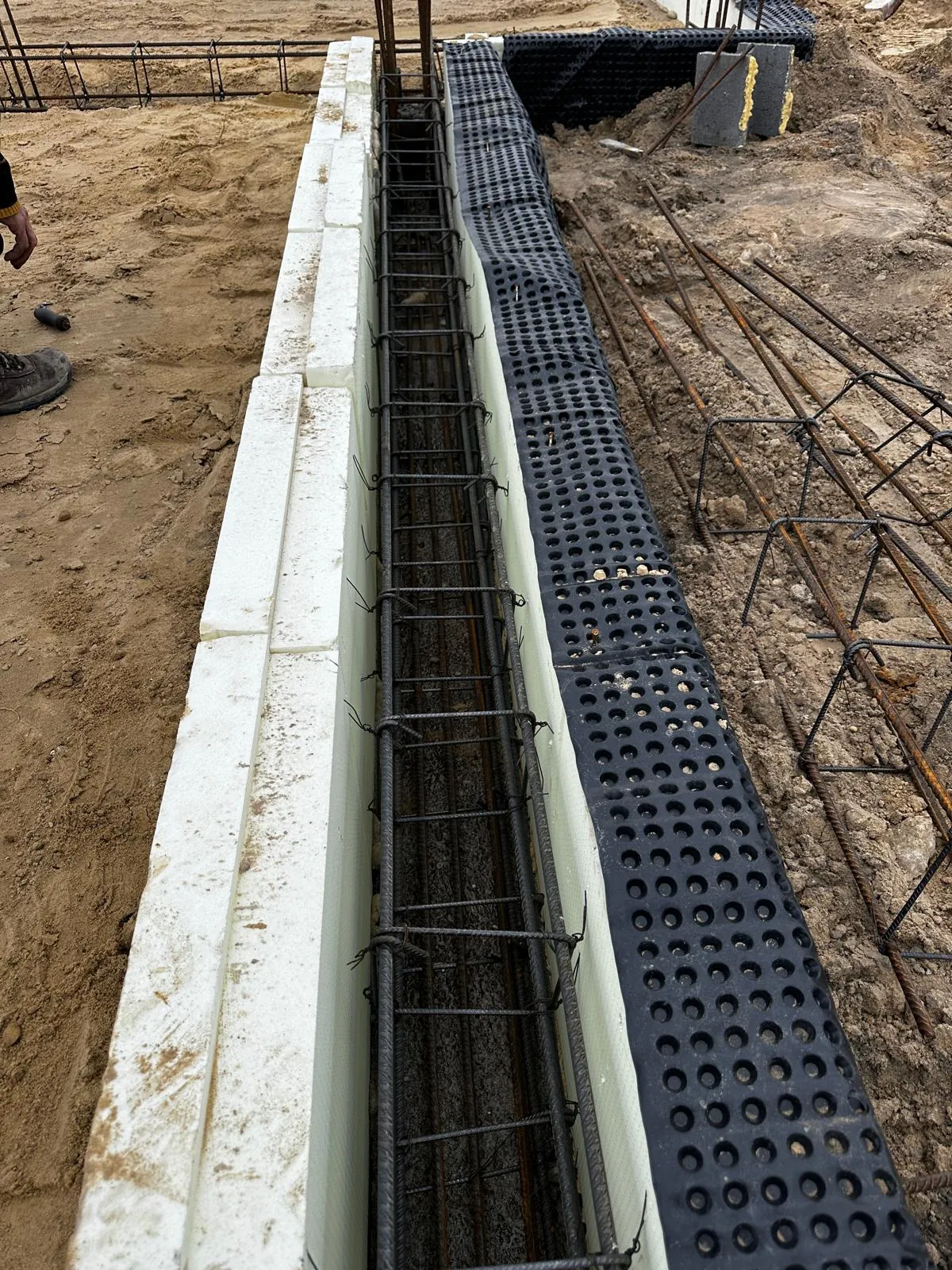 Zbrojenie ław fundamentowych z izolacją — detal