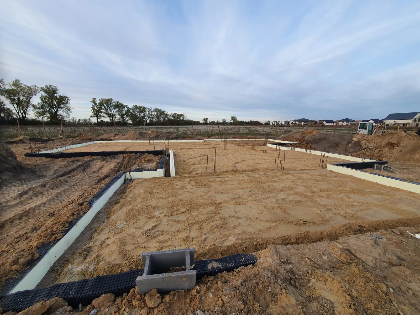 Ławy fundamentowe ze zbrojeniem — budowa domu w Zabrzu