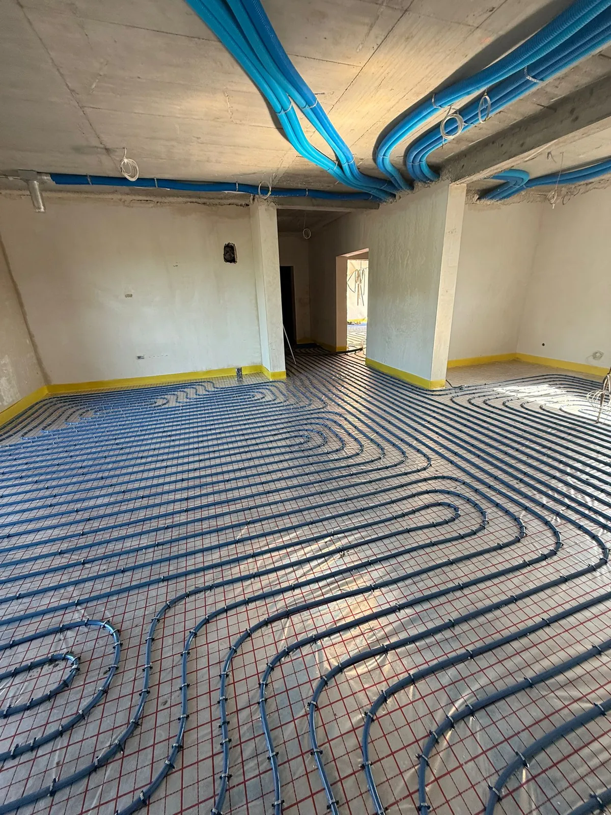 Ogrzewanie podłogowe w salonie z rekuperacją — dom inteligentny w Zabrzu