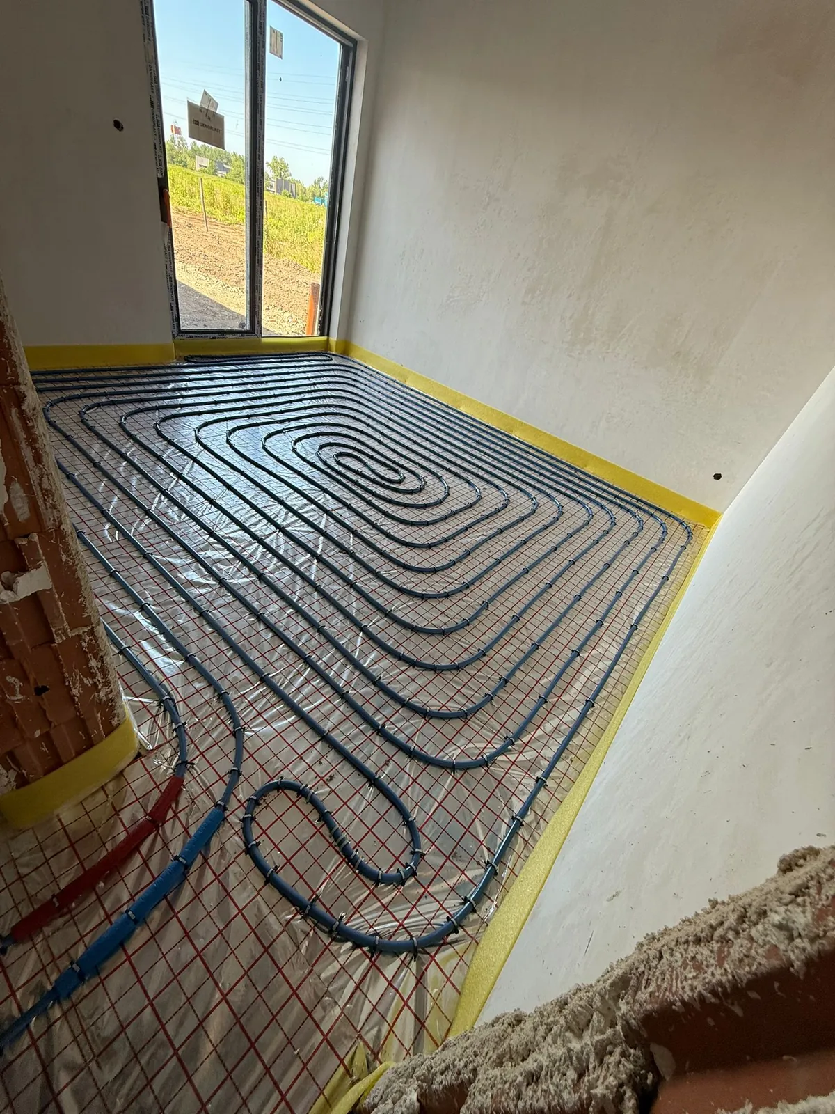 Ogrzewanie podłogowe w sypialni — rury PEX na macie systemowej