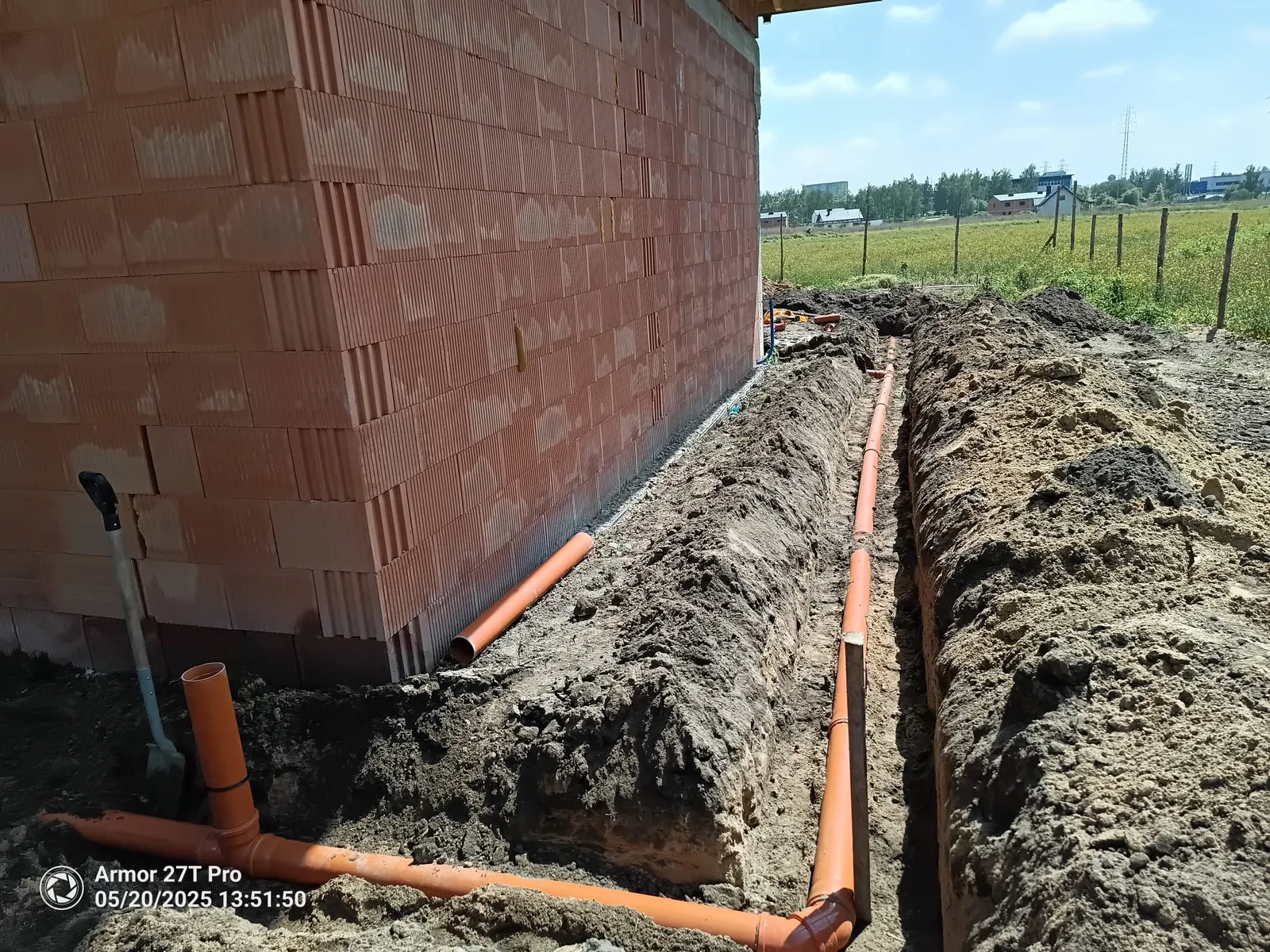 Kanalizacja zewnętrzna poprowadzona wzdłuż ściany budynku