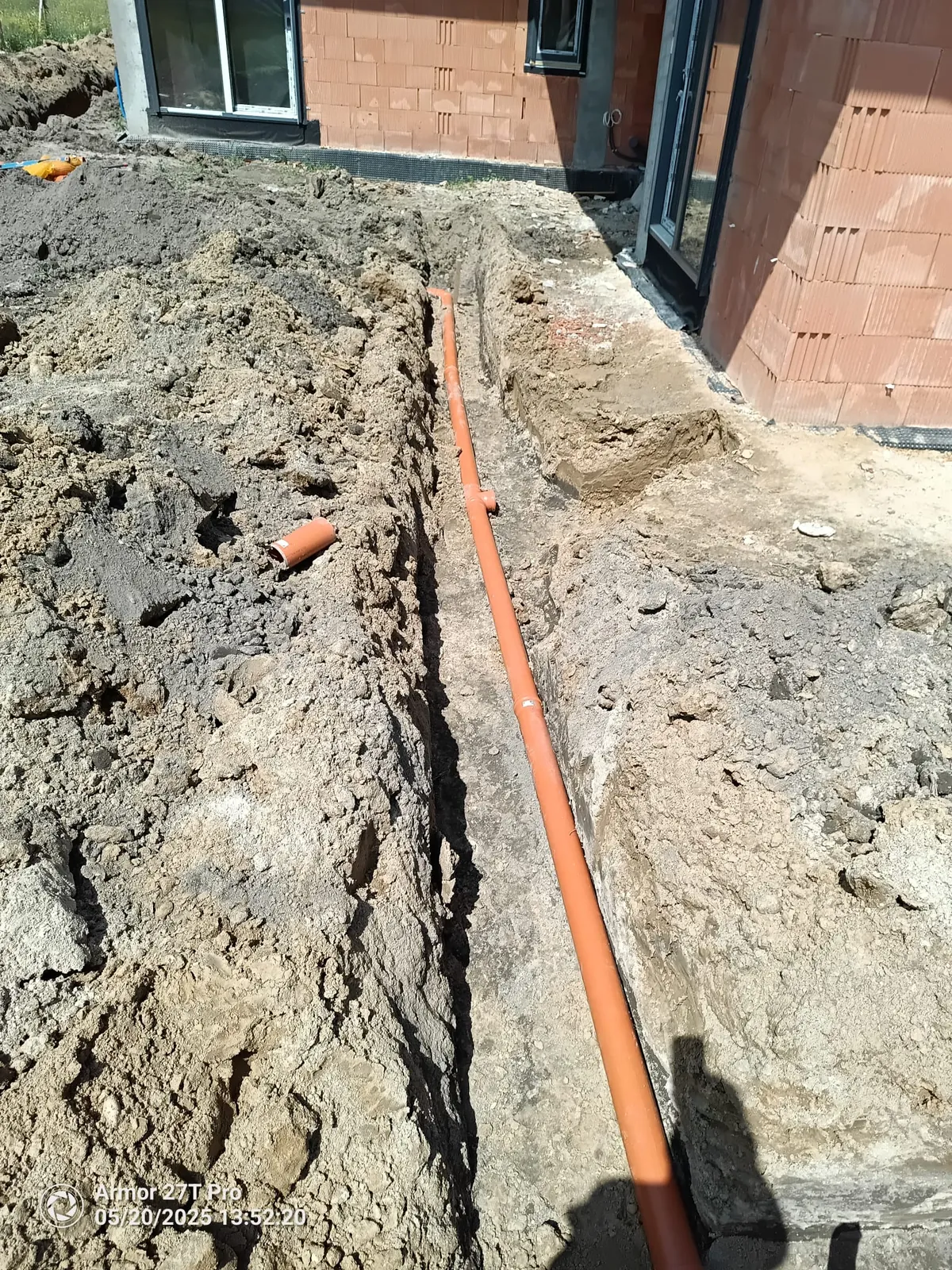 Rury kanalizacyjne PVC w wykopie wzdłuż fundamentów domu w Zabrzu
