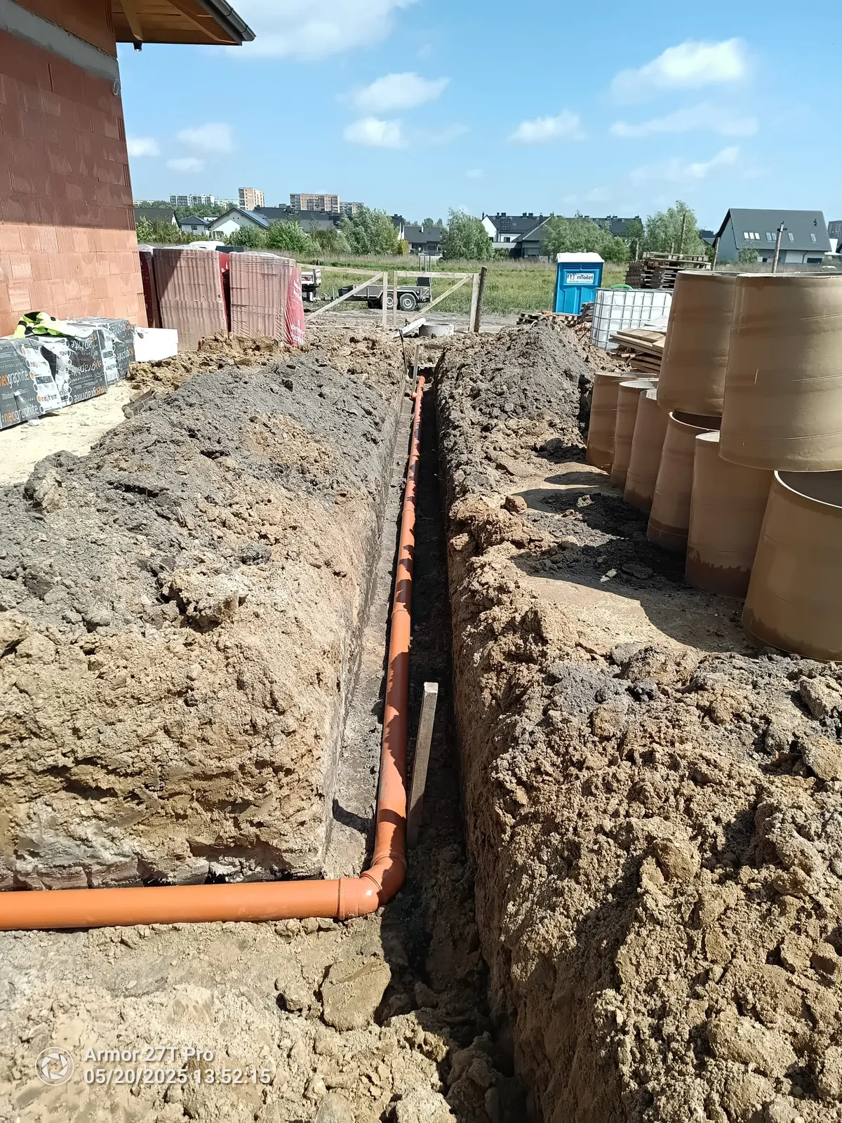 Trasa kanalizacji zewnętrznej z kręgami studziennymi