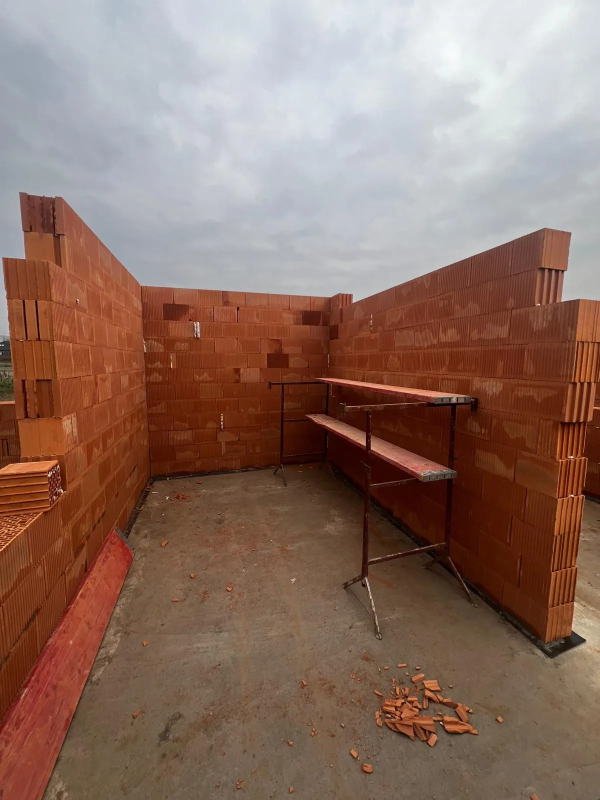 Wnętrze pokoju z murowanymi ścianami ceramicznymi — budowa w Zabrzu