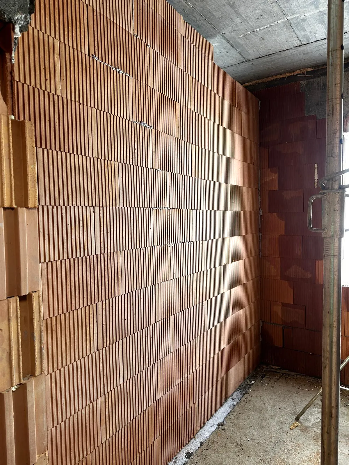 Ściany działowe ceramiczne pod stropem monolitycznym