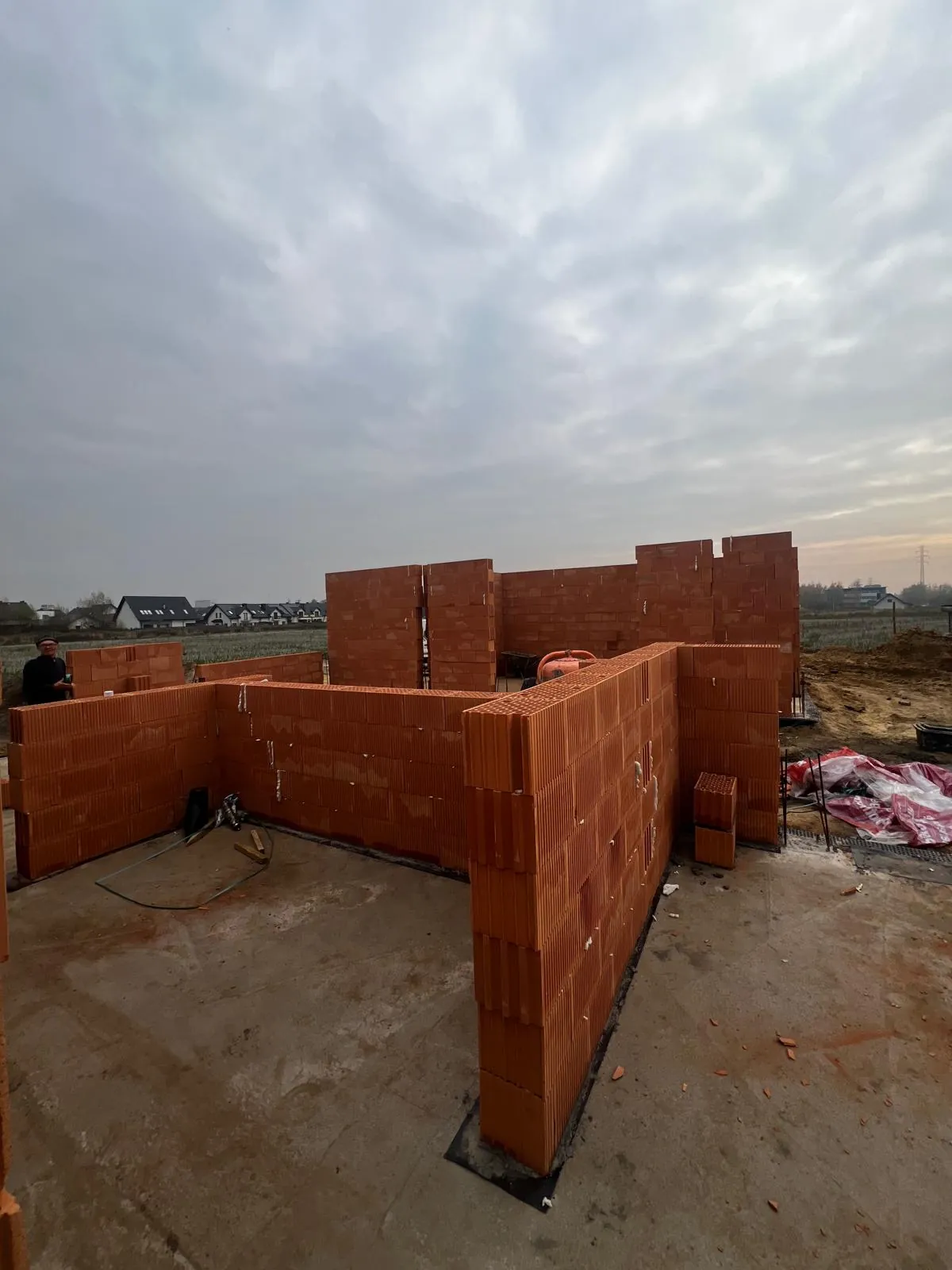 Ściany z pustaków ceramicznych szlifowanych — widok na budowę domu w Zabrzu