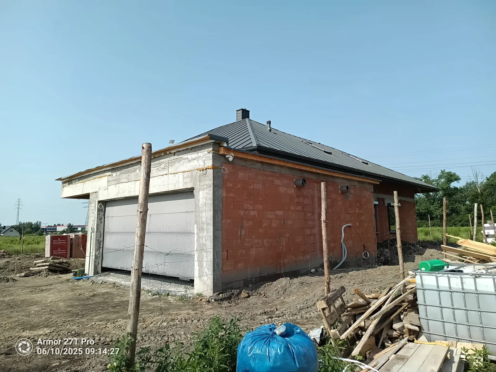 Garaż z bramą segmentową i dachem z blachy — dom w Zabrzu