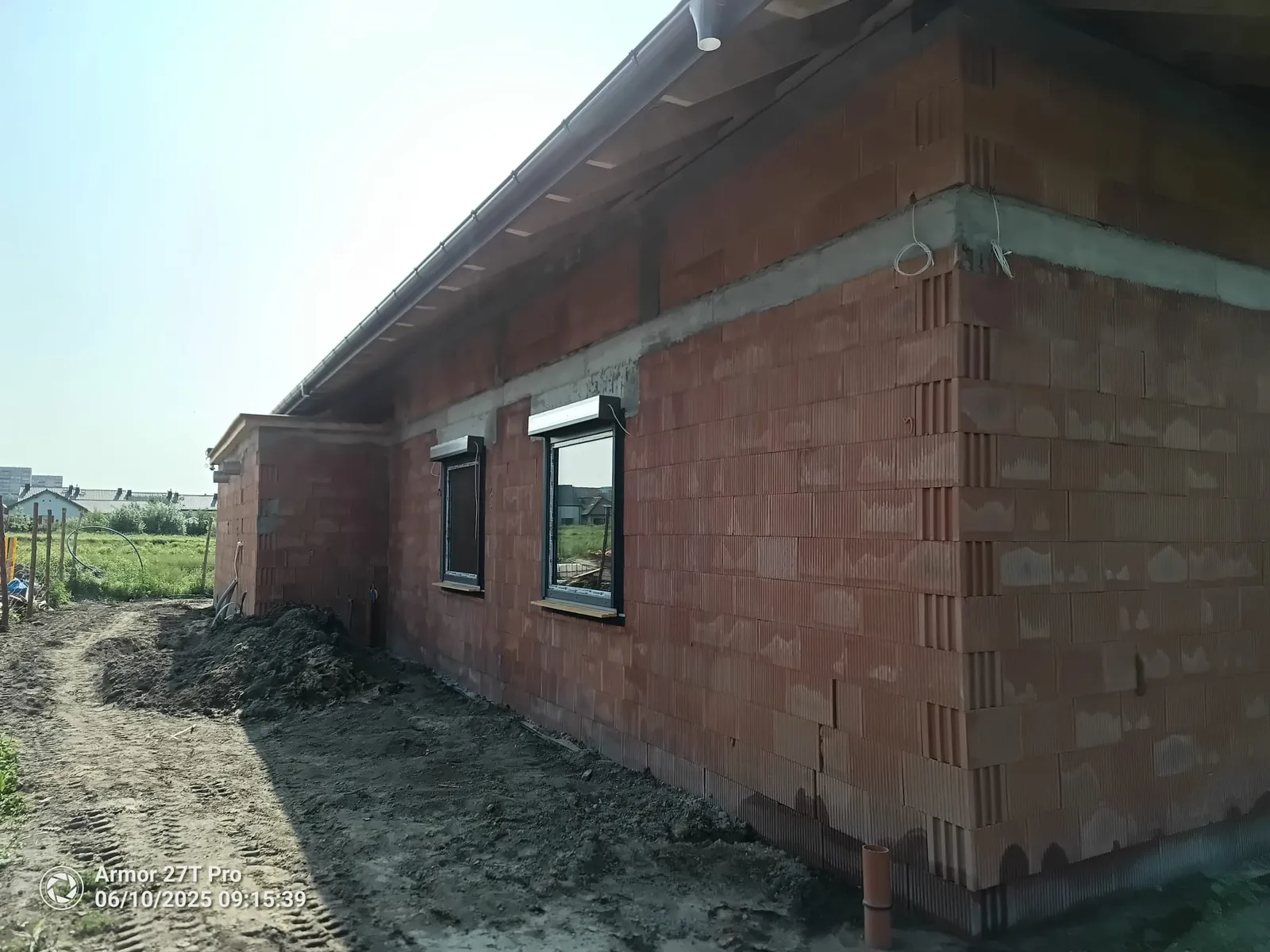 Boczna elewacja z oknami PCV Oknoplast — stan surowy zamknięty