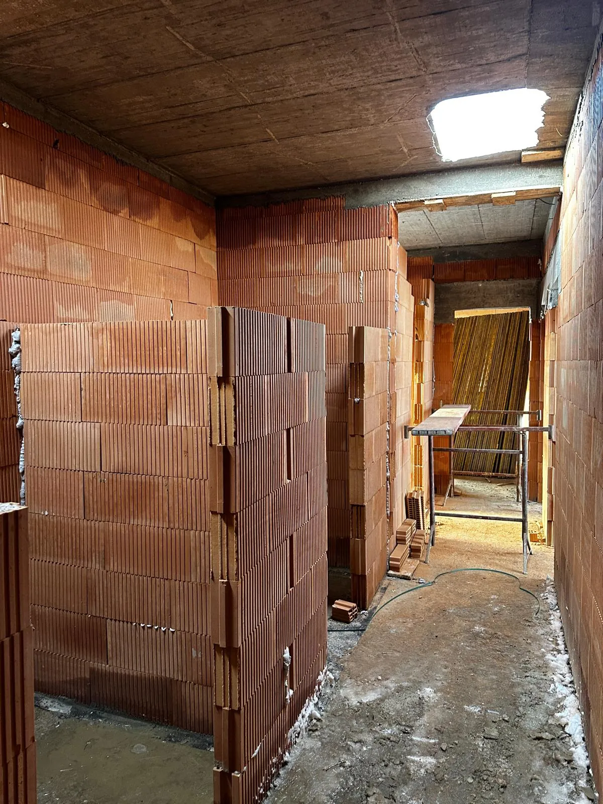 Korytarz z widocznym stropem monolitycznym i ścianami działowymi