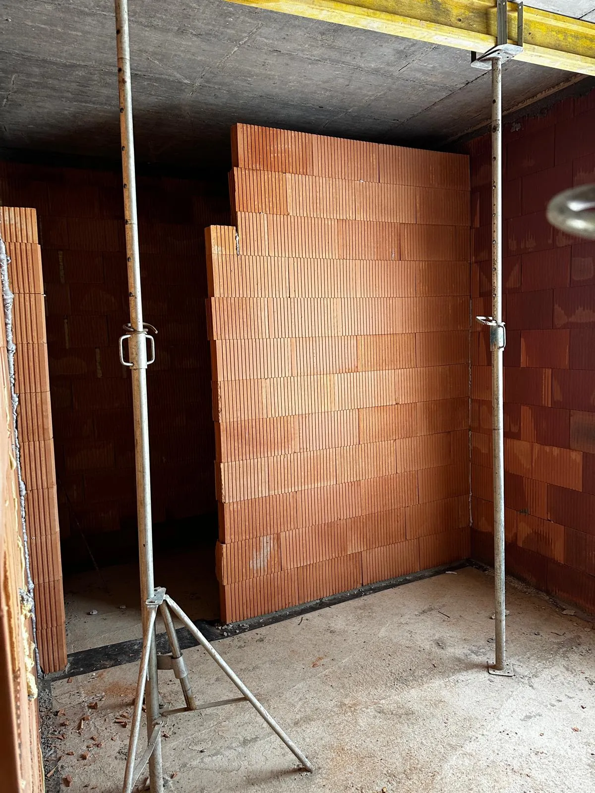 Stemple stropowe podtrzymujące strop monolityczny — dom w Zabrzu