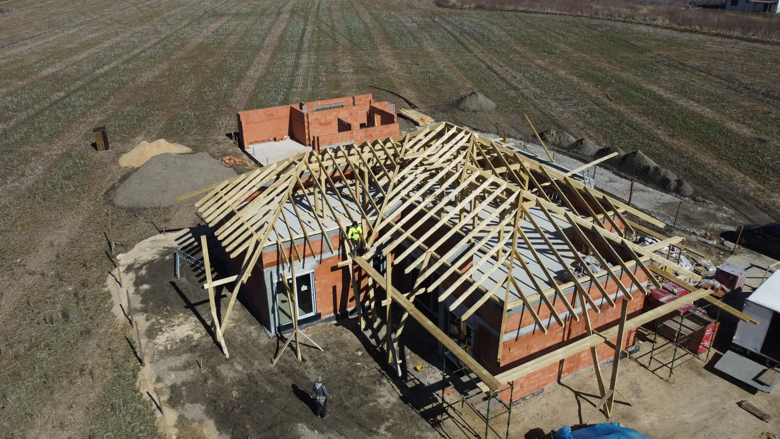 Więźba dachowa z drona — widok na konstrukcję wielospadową domu w Zabrzu