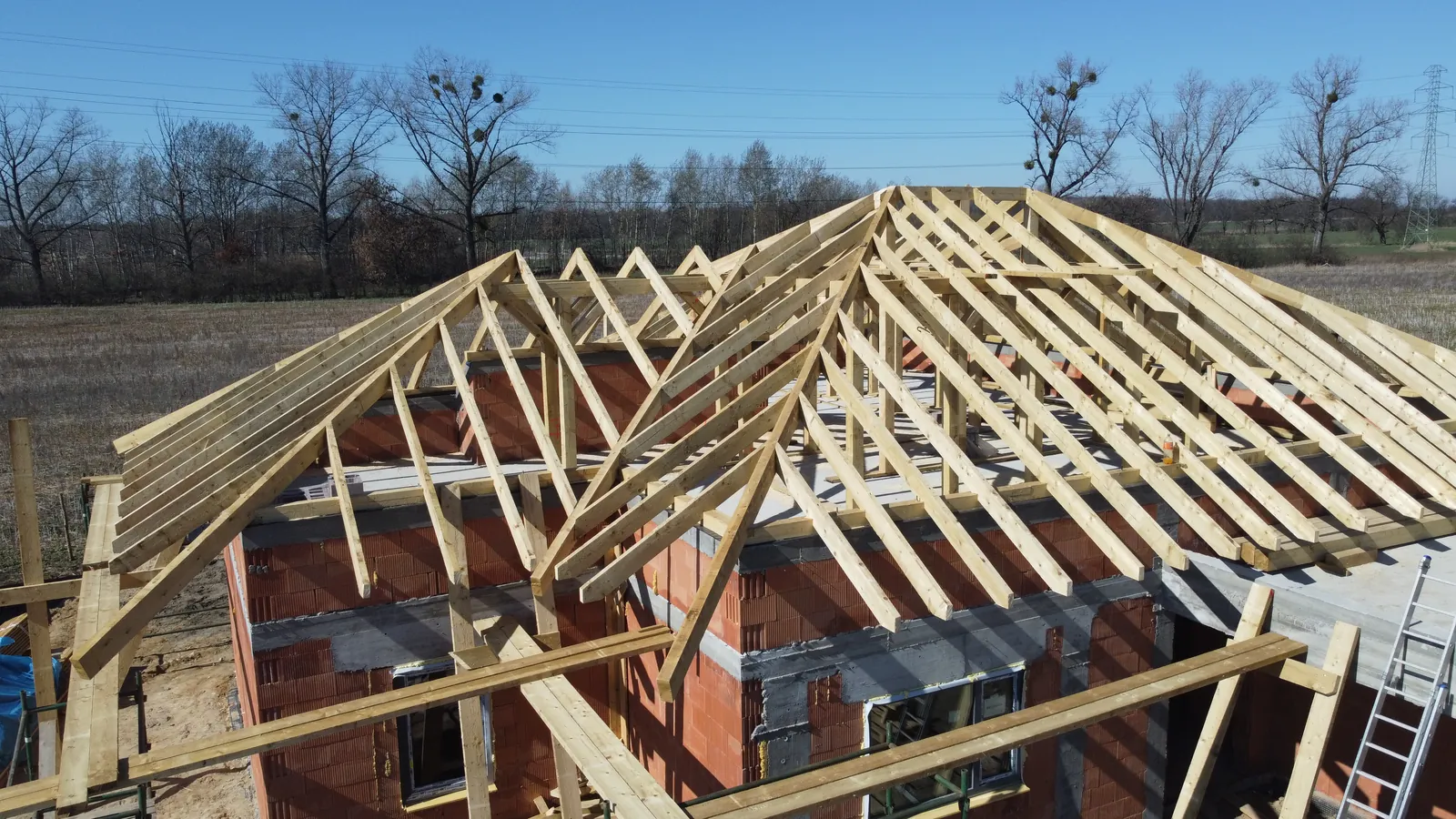 Konstrukcja więźby dachowej z bliska — krokwie i płatwie drewniane