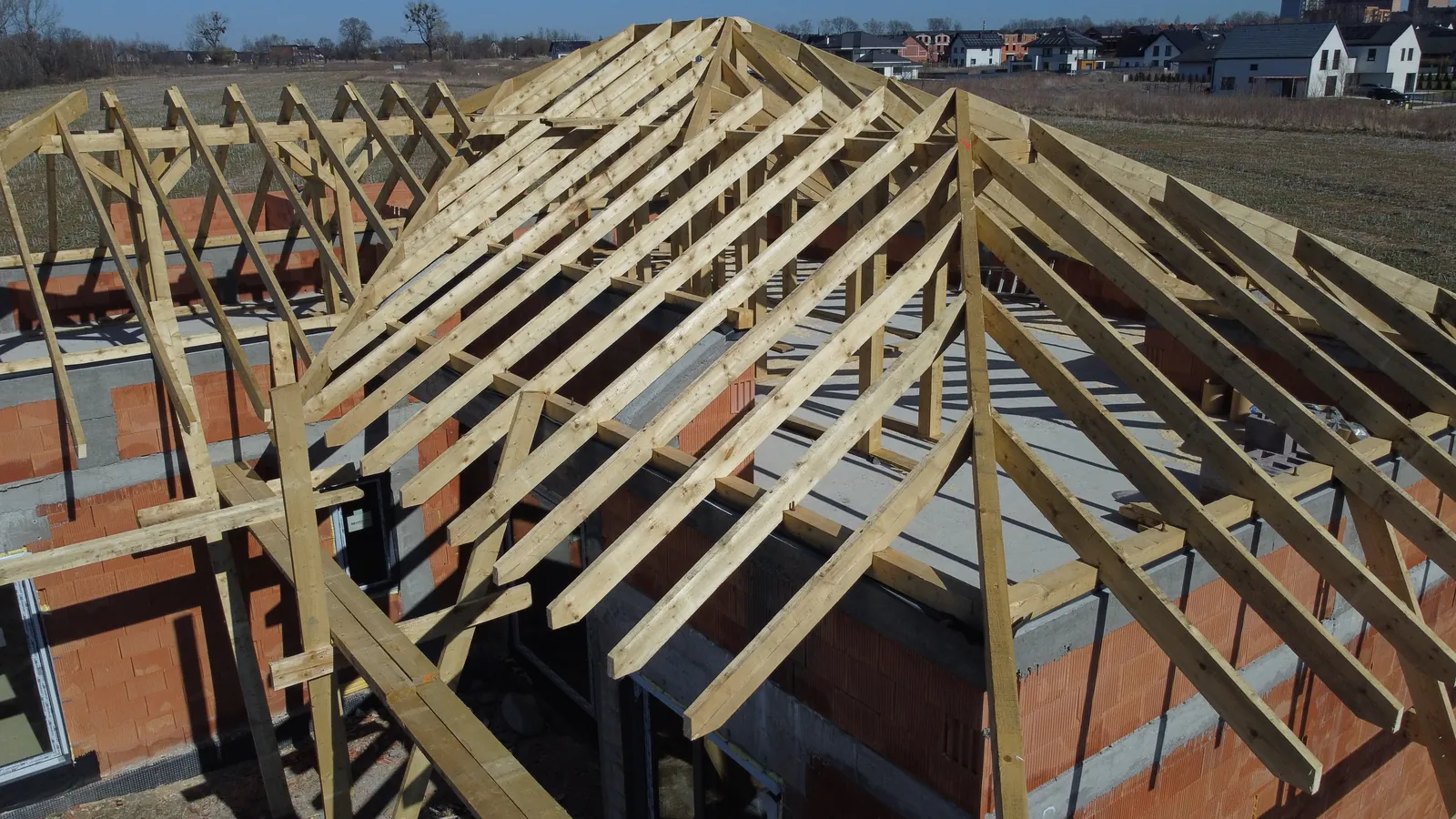 Złożona konstrukcja więźby wielospadowej — połączenia krokwi